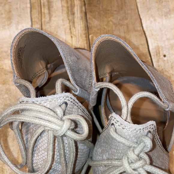 Lucky Brand Lanita Feather Gray Open Toe Block Heel Leather Sandals NWOB - Picture 5 of 11